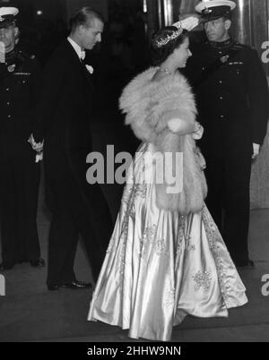 Prinzessin Elizabeth trägt ein elegantes langes Kleid und Fell stoll nimmt an der Premiere des Films "die Dame mit Einer Lampe" Teil, begleitet von ihrem Ehemann Prinz Philip, dem Herzog von Edinburgh. 22nd. September 1951. Stockfoto