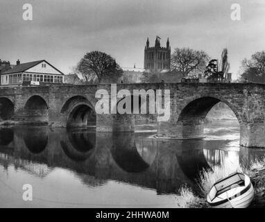 Diese alte Steinbrücke über die Wye in Hereford ist die Hauptverkehrsader zwischen South Wales und den Midlands. Im Hintergrund ist die Kathedrale.um 1950. Stockfoto