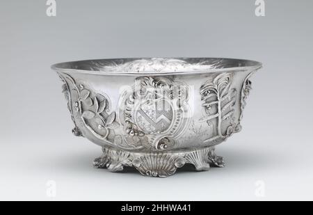 Bowl 1744–45 Paul de Lamerie britische englische Kaufleute brachten Luxusgüter aller Art in die amerikanischen Kolonien, wo sie einen modischen Standard festlegten, der von lokalen Handwerkern nachgebildet wurde. Diese drei Stücke – Teakessel, Korb und Schale – bildeten einen Teil eines größeren Dienstes, der einem wohlhabenden Kaufmann in Philadelphia gehörte. David Franks, der Sohn einer prominenten jüdischen Familie in New York, heiratete Margaret Evans im Jahr 1744, und dieser Dienst wurde wahrscheinlich gekauft, um ihre Ehe zu markieren. Der Silberschmied Paul de Lamerie war der Leiter einer blühenden Werkstatt, und diese Rokokostücke standen im Zeichen der Avantgarde Stockfoto