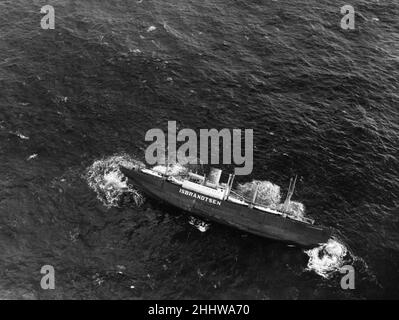 Die Flying Enterprise sinkt vor der Küste Cornichs am 10th. Januar 1952.die SS Flying Enterprise, ein C1-Typ-Frachtschiff, führt bei 60 Grad an, nachdem sie von Hamburg aus in einen schrecklichen atlantischen Sturm geraten war, der in die USA überging. Sie war am 21. Dezember 1951 mit einer Ladung von 1300 Tonnen Roheisen und 900 Tonnen Kaffee sowie 10 Passagieren und 40 Besatzungsmitgliedern unterwegs. Sie war etwa 400 Meilen von Land entfernt und endete am Weihnachtstag, als sich, nachdem sie eine Rampel vom Meer genommen und von einer Freak-Welle getroffen hatte, ein schwerer Spannungsriss über ihrem Hauptdeck mittschiffs und etwa 4m auf jeder Seite entwickelte. Die Conte Stockfoto