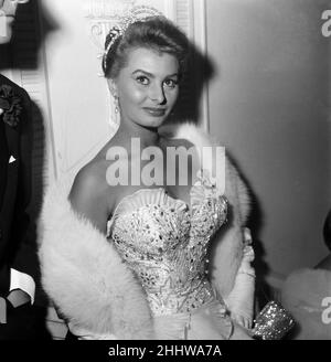 Royal Gala Eröffnung Premiere des Italienischen Filmfestivals, Tivoli Theater, London. Der Film war 'Neapolitanische Fantasie'. Im Bild, Star des Films, Sophia Loren. 25th. Oktober 1954. Stockfoto