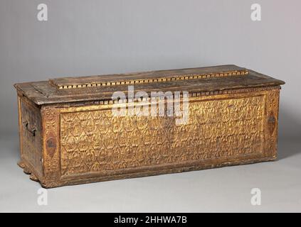 Cassone Ca. 1425–50 Italienisch (Toskana, Florenz oder Siena) Cassone ist der Begriff für große verzierte Truhen, die in Italien vom vierzehnten bis zum sechzehnten Jahrhundert hergestellt wurden. Neben dem Ehebett wurden Cassoni in wohlhabenden Renaissance-Haushalten geschätzt, weil sie Kleidung, kostbare Stoffe und andere Wertsachen hielten. Oft vom Bräutigam in der Ehe in Auftrag gegeben, wurde ein cassone prominent in der Hochzeitsprozession getragen, beladen mit der Mitgift seiner neuen Braut. Im fünfzehnten Jahrhundert wurden ganze Werkstätten der Herstellung und Dekoration von Cassoni übergeben.Italienische Renaissance-Werkstätten prod Stockfoto