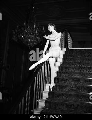 Moira Shearer, Lady Kennedy, Balletttänzerin und Schauspielerin, im Bild Proben im Royal Opera House, London, Dienstag, 3rd. Februar 1953. Ballerina, Moira Shearer, 27, bereitet sich auf ihren ersten öffentlichen Auftritt vor (seit September 1951), Moira hatte im vergangenen August eine Tochter. Stockfoto