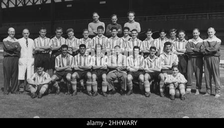 Sunderland AFC August 1953. Jimmy Cowan, Ted McNeill, Mapson, Unbekannt, Gray, Wright, Fred Hall, Dickie Davis, Arthur Hudgell, Howard Sheppard, Bert Snell, George Aitken, Jack Stelling, Harry Kirtley, Stan Anderson, Unbekannt, Jones, Johnston, Wright, Ray Daniel, Trevor Ford, Billy Bingham, Murray, Len Shackleton, Billy Elliott, Unbekannt, John McSeveney Stockfoto