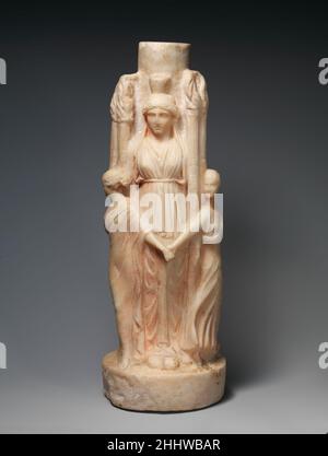 Marmorstatuette von dreimundigem Hekate und den drei Grazien 1st–2nd Jahrhundert A.D. Roman Hekate präsidierte über Wege und Kreuzungen, besonders in der Nacht. Sie war die Göttin des Mondes und der nächtlichen Zauberei. Wie Hermes konnte sie von und zur Unterwelt und zur Erde reisen. Marmorstatuette von dreimundigem Hekate und den drei Grazien 255881 Stockfoto