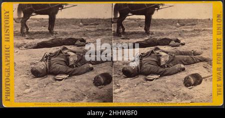 Rebellen-Artilleriesoldaten, die in den Schützengräben von Fort Mahone getötet wurden, von den Soldaten als „Fort Damnation“ bezeichnet, beim Sturm auf Petersburgh, Virginia 2. April 1865 Thomas C. Roche Diese Stereographie des Todes der Konföderierten in Petersburg, Virginia, Zeigt die Intensität einer der letzten großen Schlachten des Krieges sowie die Raffinesse und Komplexität der Stereofotografie des späten Krieges. Thomas C. Roche kam am Tatort an, einen Tag nachdem die Truppen der Union das Konföderierte Fort Mahone, nur sechs Tage vor Appomattox, einnahmen. Roche verstand die Poetik des Stereo-Mediums gut und fotografierte sie aus nächster Nähe Stockfoto