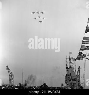 HMS Ark Royal wird am 3rd. Mai 1950 auf der Cammell Laird Werft in Birkenhead, Merseyside, gestartet. Royal Airforce Flyby Stockfoto