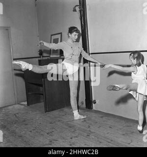 Babyunterricht und Kleinkinder, die ihren Ballettunterricht an der Rambert School im Mercury Theater, Notting Hill Gate, haben. Die Lehrer für die Babyklassen sind ältere Schüler, während die weiterführenden Junior-Klassen von einem erfahrenen Ballettlehrer, 15th. Januar 1954, besucht werden Stockfoto