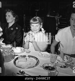 Sonntag bildhafte Kinderkunstausstellung Tee-Party. 23rd. Juli 1954. Stockfoto