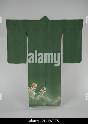 Kimono mit Cockscomb-Blumen Japan Anfang des 20. Jahrhunderts war ein Interesse an objektivem, nahezu fotografischen Naturalismus in yūzen-gefärbten und gemalten Kimonomustern, wie dem Ständer mit Cockscomb-Blumen auf der unteren Hälfte dieses Gewandes. Auf Englisch und Japanisch zelebriert der Name der auffälligen Cockscomb-Blume, oder keitō (wörtlich „Hühnerkopf“), den extravaganten Kopf des Hahns. Das Muster auf dieser Robe könnte fast als Illustration eines Gedichts von Nagatsuka Takashi (1879–1915) aus dem Jahr 1915 dienen, der für seine akute Sensibilität für den Verlauf der Jahreszeiten bekannt war:Keitō wa hietaki aki no h Stockfoto