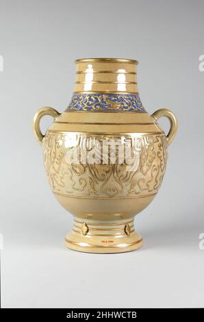 Vase in Form eines archaischen Bronzegefäßes Mitte des 18th. Jahrhunderts in China. Vase in Form eines archaischen Bronzegefäßes. China. Mitte des 18th. Jahrhunderts. Porzellan mit Relief Ornament unter hellbrauner Glasur und vergoldet (Jingdezhen Ware). Qing-Dynastie (1644–1911), Qianlong-Periode (1736–95). Keramik Stockfoto