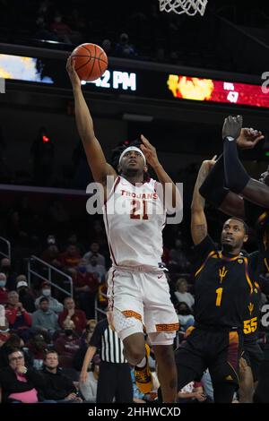 Der südkalifornische Trojaner Reese Dixon-Waters (21) schießt den Ball gegen die Arizona State Sun Devils während eines NCAA College Basketballspiels am Montag, den 24. Januar 2022, in Los Angeles. USC besiegte Arizona State 78–56. Stockfoto