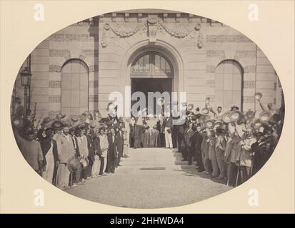 [Der 15th. August. Imperial Asylum at Vincennes] 1858 Charles Nègre French die Imperial Asylum at Vincennes, in einem ehemaligen königlichen Park am östlichen Ende von Paris, Wurde von Napoleon III. Gegründet, um die Verletzten auf der Baustelle oder in der Fabrik - „das wahre Ehrenfeld des Arbeiters“, in den Worten des Innenministers - mit einer Sorgfalt zu versorgen, die mit der der Veteranen des Landes vergleichbar ist. Nègre wurde beauftragt, das neue Krankenhaus zu fotografieren und Kopien eines feierlichen Albums zu produzieren, in dem dieses Foto als erste Platte erschien. Hier werden die rekonvaleszierenden Patienten d Stockfoto