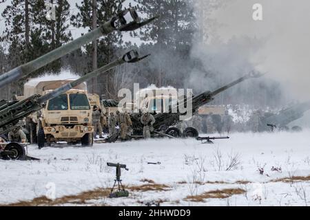 Bravo Battery, 120th Field Artillery Regiment, 32nd Infantry Brigade Combat Team, Wisconsin National Guard, führte eine Feuermission in Camp Greyling, mich, am 24. Januar durch. 2022. Die Veranstaltung fand während des Northern Strike 22-1 („Winterstreik“) statt, einer vom National Guard Bureau gesponserten Übung, die am 21-30. Januar mit Teilnehmern aus mehreren US-Bundesstaaten und Partnerstreitkräften im Camp Greyling Joint Maneuver Training Center und im Alpena Combat Readiness Training Center, Michigan, stattfand. Die zusammen das National All-Domain Warfighting Center (NADWC) (USA Foto der Nationalgarde der Armee von Kapitän Joe Legros) Stockfoto