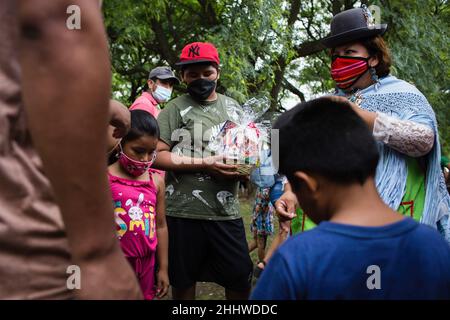 Buenos Aires, Argentinien, 25/01/2022, Ein Kind mit seinen Miniaturen beobachtet die Wahl der neuen Opfergaben für die Gottheit Ekeko.die traditionelle bolivianische Feier der 'La Alasita', die jährlich im Januar 24 in der Stadt La Paz gefeiert wird, wurde in der Stadt Buenos Aires gefeiert. Die bolivianische Gemeinschaft organisierte die Veranstaltung am 24. Januar von 11 bis 7 Uhr in der Nachbarschaft der Villa Soldati in der argentinischen Hauptstadt. Dieses Fest findet zu Ehren der Quechua-Gottheit „Ekeko“ statt, die Fülle, Fruchtbarkeit und Freude symbolisiert. Dieses Idol wird mit Opfergaben von Zigaretten gewürdigt Stockfoto