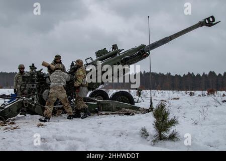 Bravo Battery, 120th Field Artillery Regiment, 32nd Infantry Brigade Combat Team, Wisconsin National Guard, führte eine Feuermission in Camp Greyling, mich, am 24. Januar durch. 2022. Die Veranstaltung fand während des Northern Strike 22-1 („Winterstreik“) statt, einer vom National Guard Bureau gesponserten Übung, die am 21-30. Januar mit Teilnehmern aus mehreren US-Bundesstaaten und Partnerstreitkräften im Camp Greyling Joint Maneuver Training Center und im Alpena Combat Readiness Training Center, Michigan, stattfand. Die zusammen das National All-Domain Warfighting Center (NADWC) (USA Foto der Nationalgarde der Armee von Kapitän Joe Legros) Stockfoto