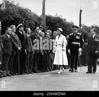 Königin Elizabeth II. Mit den Patienten des Rockwood Hospital, Cardiff. 10th. Juli 1953. Stockfoto