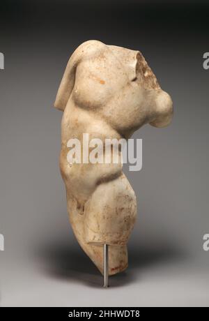 Marmorstatue eines jungen Satyrs, der sich dreht, um seinen Schwanz zu betrachten 1st oder 2nd Jahrhundert A.D. Römische römische Version eines griechischen Werkes des 3rd Jahrhunderts B.C. Statuen von Satyrs, entspannend, tanzend, Nymphen nachjagenoder, Wie hier, bewundernd sich während des dritten Jahrhunderts v. Chr., als der Kult des Dionysos, gott des Weines und der Freuden, die er verleiht, an Bedeutung gewann. Solche Werke wurden von den Römern kopiert und adaptiert, um ihre Villengärten zu schmücken. Marmorstatue eines jungen Satyrs, der sich dreht, um seinen Schwanz zu betrachten 250897 Roman, Marmorstatue eines jungen Satyrs, der sich dreht, um seinen Schwanz zu betrachten, 1st oder 2nd Centur Stockfoto