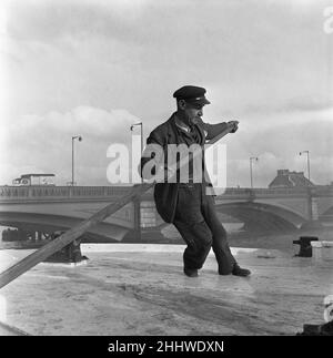 Bargemen bei der Arbeit Chelsea Reach an der Themse in der Nähe der Chelsea Flour Mill, Deptford Bridge, Greenwich, London. 26th. März 1954 Stockfoto