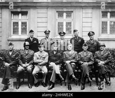 Hochrangige amerikanische Kommandeure des europäischen Theaters des Zweiten Weltkriegs Sitzend sind (von links nach rechts) Gens. William H. Simpson, George S. Patton, Carl A. Spaatz, Dwight D. Eisenhower, Omar Bradley, Courtney H. Hodges und Leonard T. Gerow; stehend sind (von links nach rechts) Gens. Ralph F. Stearley, Hoyt Vandenberg, Walter Bedell Smith, Otto P. Weyland und Richard E. Nugent. Stockfoto