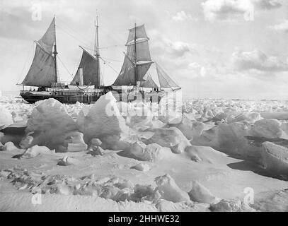 Ernest Shackletons Schiff Endurance blieb während seiner epischen Expedition 1914 im antarktischen Packeis im Weddellmeer stecken Stockfoto