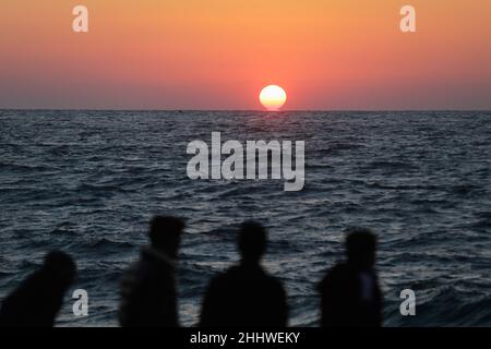 Gaza, Palästina. 25th Januar 2022. Palästinenser genießen die Küste bei Sonnenuntergang im Westen von Gaza City. Kredit: SOPA Images Limited/Alamy Live Nachrichten Stockfoto