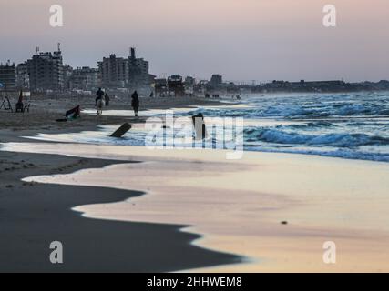 Gaza, Palästina. 25th Januar 2022. Palästinenser genießen die Küste bei Sonnenuntergang im Westen von Gaza City. Kredit: SOPA Images Limited/Alamy Live Nachrichten Stockfoto