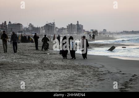 Gaza, Palästina. 25th Januar 2022. Palästinenser genießen die Küste bei Sonnenuntergang im Westen von Gaza City. Kredit: SOPA Images Limited/Alamy Live Nachrichten Stockfoto