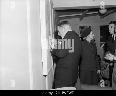 Der Außenminister Anthony Eden eröffnete den Anglo-U.S.A.- und Allied Services Club auf Castle Hill, Cambridge. Im Jahr 1951 wurde der stadtrat vom Frauenfreiwilligem Dienst mit dem Ziel angesprochen, den Standort für den Verein zur Verfügung zu stellen. Im vergangenen Jahr wurde viel Arbeit von der W.V.S. geleistet, zusammen mit wertvoller Unterstützung der US-Luftwaffe und des Luftministeriums. Der Club wird jeden Abend während der Woche geöffnet sein und, so Eden, werden American Service-Männer aus den Attraktionen ihrer Lager locken, damit sie lernen können, welche außergewöhnlichen Tiere die Engländer am 1st. Mai 1952 sind Stockfoto