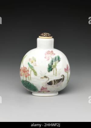 Schnupftabakflasche mit Szene eines Lotusteich China CDAG Schnupftabak IDs Keramik REPRO.indd 5 7/10/13 8:08 UHR Schnupftabakflasche mit Szene einer Lotus-PondQing-Dynastie (1644–1911), Daoguang-Marke und -Periode (1821–50)Porzellan mit überglasierten Emailfarben, Elfenbeinstopfen Bequest von Benjamin Altman, 1913 (14.40.559a, b). Schnupftabakflasche mit Szene eines Lotusteich 41318 Stockfoto