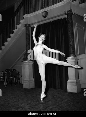 Moira Shearer, Lady Kennedy, Balletttänzerin und Schauspielerin, im Bild Proben im Royal Opera House, London, Dienstag, 3rd. Februar 1953. Ballerina, Moira Shearer, 27, bereitet sich auf ihren ersten öffentlichen Auftritt vor (seit September 1951), Moira hatte im vergangenen August eine Tochter. Stockfoto