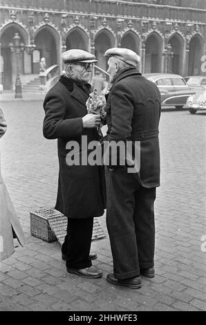 Marktszenen auf dem Grand Place, dem zentralen Platz, Brüssel, Belgien. 28th. März 1955. Stockfoto