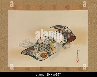 Noh Maske: Okina datiert 1879 Shibata Zeshin Japanisch unter allen Noh Masken gilt die Okina (alter Mann) Maske als besonders heilig und wurde zuweilen als Verkörperung gottes behandelt, was Familien Langlebigkeit und Wohlstand bringt. Diese heilige Maske ist hier dezent aus einem Maskenbeutel, der reich mit den glückverheißenden Motiven eines Schildpatt-Muschelmusters und einem kreisförmigen Krandesign verziert ist, zu sehen. Zeshin hat die Lackmalerei mit Intarsien aus Perlmutt- und Goldfragmenten verwendet. Das Gemälde wäre bei glücklichen Gelegenheiten gezeigt worden, um feierliche Wünsche für longevit auszudrücken Stockfoto