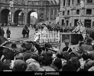 Eine Kutsche der Carriage Prozession der Prinzen und Prinzessinnen des Blutes Royal führt durch den Trafalgar Square, während sie sich auf dem Weg zur Westminster Abbey zur Krönung von Königin Elizabeth II. Befinden 2nd. Juni 1953 Stockfoto