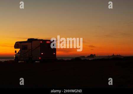 Landschaftlich schöner Sonnenuntergang am Picterous Ocean Shore und 23 Meter große Wohnmobil der Klasse C. Ausflug An Die Kalifornische Küste. Stockfoto