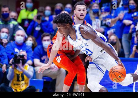 25. Januar 2022: Clemson Tigers Wache Chase Hunter (3) wacht über Duke Blue Devils vor A.J. Griffin (21) fährt mit dem Ball während der zweiten Hälfte des ACC-Basketballmatchup in Cameron Indoor in Durham, NC. (Scott Kinser/Cal Sport Media) Stockfoto