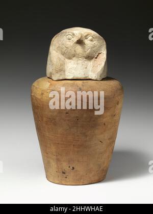 Kanopische Dose von Tetinakht: Qebesenuef ca. 1550–1525 v. Chr. Neues Königreich in einem Grab aus dem Jahr 18 wurden drei Kanopiegläser (12.181.253a–c) gefunden. Zwei der Deckel sind wie Tierköpfe geformt. Dieser mit dem Falkenkopf-Deckel stellt Qebehsenuef dar, den Beschützer des Darms. Die zweite, die einen Schakal-Deckel hat, stellt Duamutef, Beschützer des Magens, dar. Das dritte Glas hat einen menschköpfigen Deckel und stellt Imsety, den Beschützer der Leber, dar. Dies sind drei der vier Söhne des Horus. Aus dem Set fehlt das vierte Glas, das wahrscheinlich einen pavianköpfigen Deckelrepr hatte Stockfoto