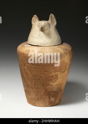 Kanopische Dose von Tetinakht: Duamutef ca. 1550–1525 v. Chr. Neues Königreich in einem Grab aus dem Jahr 18 wurden drei Kanopiegläser (12.181.253a–c) gefunden. Zwei der Deckel sind wie Tierköpfe geformt und der dritte hat einen menschlichen Kopf. Dieses Glas mit dem Deckel mit Schakalkopf stellt die Gottheit Duamutef dar, den Beschützer des Magens. Ein weiteres Glas mit falkköpfigen Deckel stellt Qebehenuef dar, den Beschützer des Darms. Das dritte Glas hat einen Deckel mit menschlichem Kopf und stellt Imsety, Beschützer der Leber, dar. Dies sind drei der vier Söhne des Horus. Im Set fehlt das vierte Glas, das Stockfoto