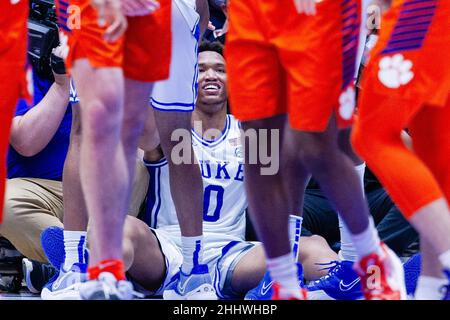 25. Januar 2022: Duke Blue Devils Stürmer Wendell Moore Jr. (0) lächelt, nachdem er in der zweiten Hälfte gegen die Clemson Tigers beim ACC-Basketballmatchup im Cameron Indoor in Durham, NC, das Foul gezogen hat. (Scott Kinser/Cal Sport Media) Stockfoto