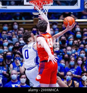 25. Januar 2022: Duke Blue Devils Stürmer Wendell Moore Jr. (0) erhält einen Zwischenstopp unter Clemson Tigers Forward PJ Hall (24) während der zweiten Hälfte des ACC-Basketballmatchup im Cameron Indoor in Durham, NC. (Scott Kinser/Cal Sport Media) Stockfoto