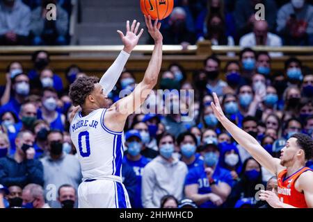 25. Januar 2022: Duke Blue Devils Stürmer Wendell Moore Jr. (0) schießt in der zweiten Hälfte des ACC-Basketballmatches im Cameron Indoor in Durham, NC, einen drei-Punkte-Korb gegen die Clemson Tigers. (Scott Kinser/Cal Sport Media) Stockfoto