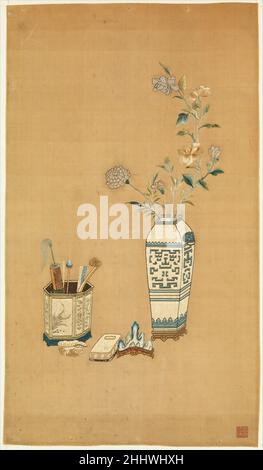 Tafel mit Blumen in Vase und Objekten der Gelehrten 18th. Jahrhundert China Diese Stickerei veranschaulicht ein gängiges Thema in der chinesischen Malerei und dekorativen Kunst: Eine Szene eines Gelehrten-Studiums. Die Blumen blühen in einer blau-weißen Vase; ein sechseckiger Pinseltopf hält eine Handrolle, einen Schneebesen, zwei Bürsten, einen klappbaren Fächer und ein Ruyi-Zepter bereit; und ein Tintenstein und eine bergförmige Pinselauflage warten auf die Rückkehr des Meisters. Auf dieser wunderschön gefertigten Tafel sind die Blüten mit winzigen Perlen bestickt und nicht mit weißem Faden. Tafel mit Blumen in Vase und Objekten der Gelehrten 74103 Stockfoto