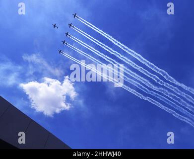Melbourne, Australien. 26th Januar 2022. Australian Open Melbourne Park Day 1- 26/01/2022 das RAAF-Kunstflugteam, die Roulettes, führt mit sechs Pilatus PC-21-Flugzeugen eine Flugvorführung über den Melbourne Park durch. Quelle: Roger Parker/Alamy Live News Stockfoto