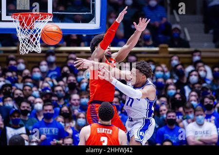 25. Januar 2022: Der Wächter der Clemson Tigers, David Collins (13), zwingt Duke Blue Devils, Wendell Moore Jr. (0) während der zweiten Hälfte des ACC-Basketballmatchup im Cameron Indoor in Durham, NC, zum Passieren zu zwingen. (Scott Kinser/Cal Sport Media) Stockfoto