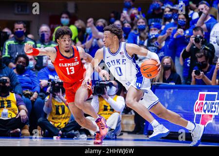 25. Januar 2022: Clemson Tigers Wache David Collins (13) bewacht Duke Blue Devils vor Wendell Moore Jr. (0), als er während der zweiten Hälfte des ACC-Basketballmatchup im Cameron Indoor in Durham, NC, mit dem Ball fährt. (Scott Kinser/Cal Sport Media) Stockfoto