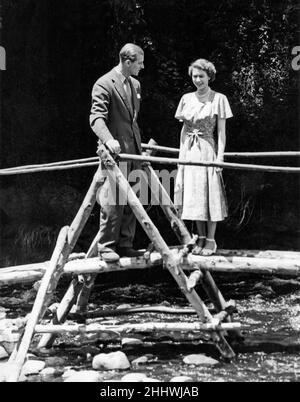 Königin Elizabeth II., Prinzessin Elizabeth mit dem Herzog von Edinburgh in Treetops, Kenia, Februar 1952. Stockfoto