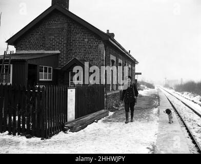 Der Vorarbeiter des Bahnhofs Penyrheol. Penyrheol ist ein Vorort von Swansea, West Glamorgan, Wales. 19th. Januar 1955. Stockfoto