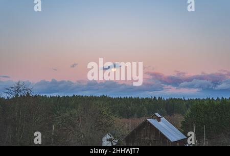 Dramatischer Abendhimmel mit gelbem Mond über der County-Szene Stockfoto