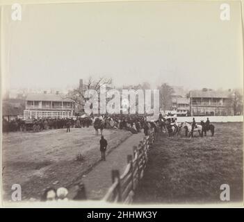 Prozession von Truppen und Zivilisten auf dem Weg zur Einweihung des Soldatenfriedhofs, Gettysburg, Pennsylvania 19. November 1863 Isaac G. Tyson der Amerikaner Isaac und Charles Tyson gründeten 1859 in Gettysburg, Pennsylvania, eine Porträtgalerie und waren die einzigen ortsansässigen Fotografen, die zur Zeit der Schlacht ihren Wohnsitz hatten. Dieser Blick auf die Baltimore Street zeigt die Prozession von Soldaten und Zivilisten, die der Einweihung des Soldatenfriedhofs vorangingen, wo Präsident Abraham Lincoln am 19. November 1863 seine jetzt berühmte Rede hielt. Es ist verlockend zu glauben, dass der Präsident dies mag Stockfoto