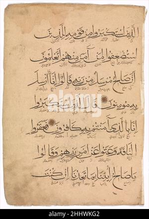 Folio aus einem Koran Manuskript 14th. Jahrhundert dieser Koran, der wahrscheinlich zum Iran des 14. Jahrhunderts gehört, ist in der Muhaqqaq-Schrift geschrieben. Jedes Folio hat sieben Zeilen mit interlinearer persischer Übersetzung in Naskhi-Schrift. Die Verse 75-81of dieses Folio gehören zum zehnten Abschnitt von Sure al-A’raf (Kapitel 7), der den Bericht über den Propheten Salih und Lot enthält. Das marginale Medaillon auf der Rückseite dient ornamentalen Zwecken. Folio aus einem Qur'an-Manuskript 458438 Stockfoto